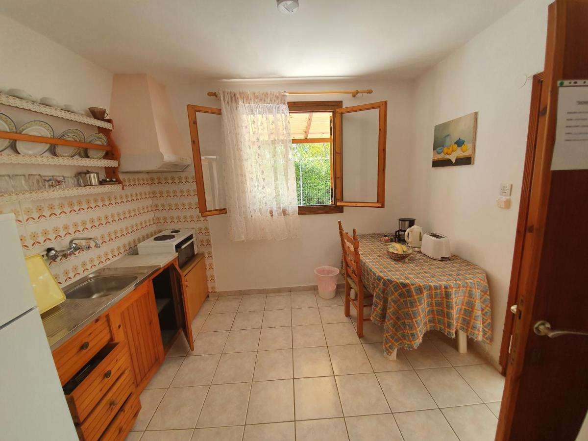 Dionisos Studios And Apts Skiathos Koukounaries Exterior foto