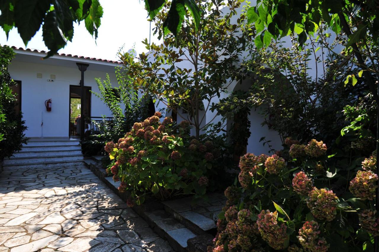 Dionisos Studios And Apts Skiathos Koukounaries Exterior foto
