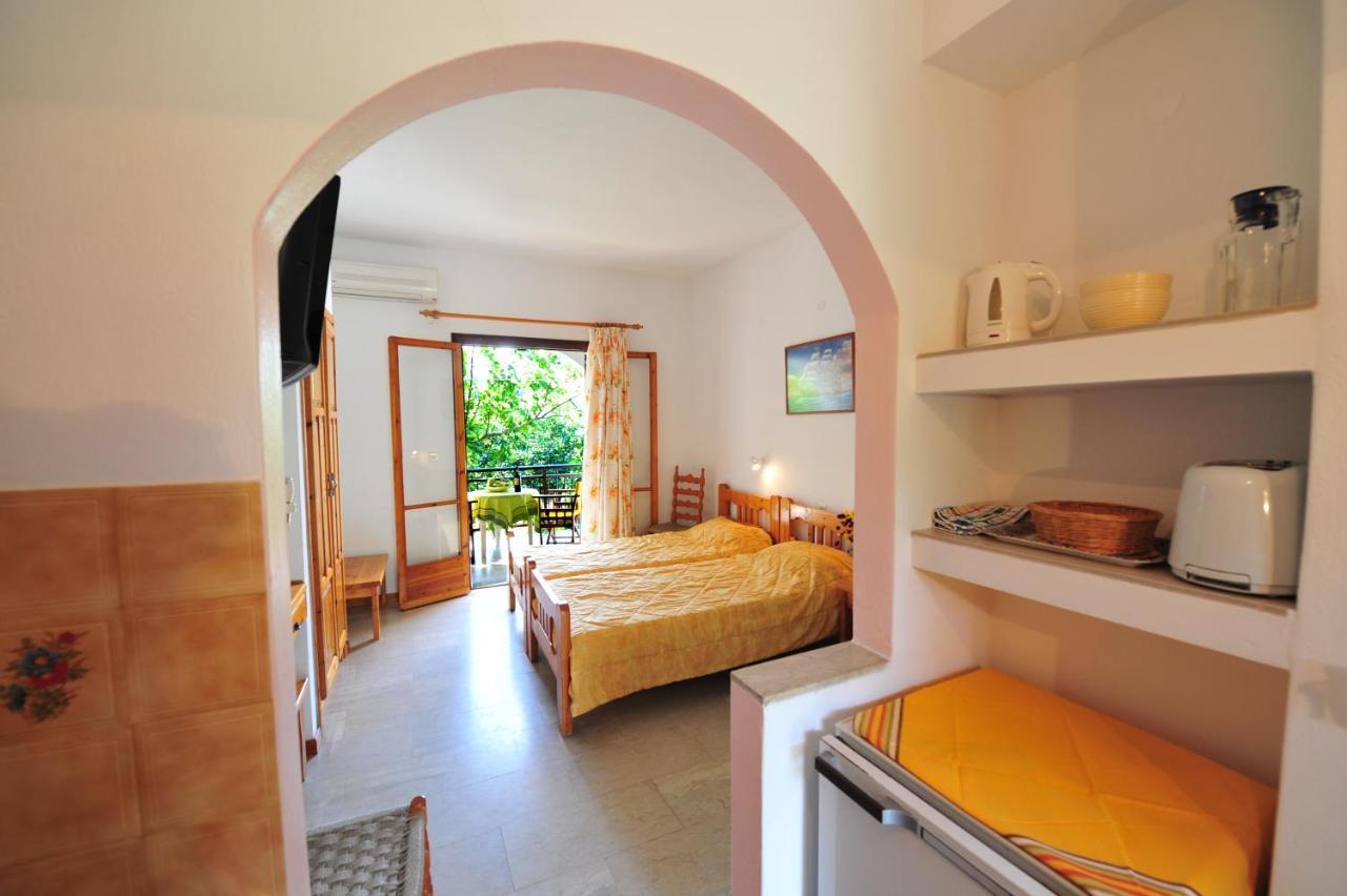 Dionisos Studios And Apts Skiathos Koukounaries Exterior foto